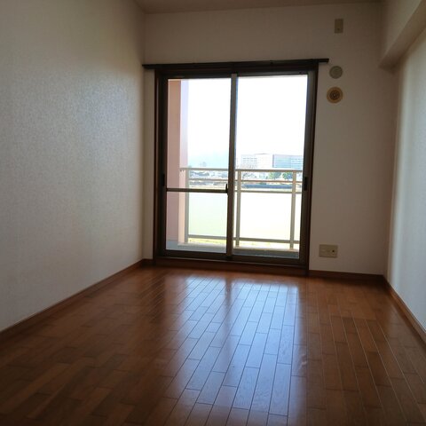バルコンニー側の洋室です。